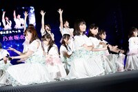新曲「何度目の青空か？」を披露する乃木坂46。