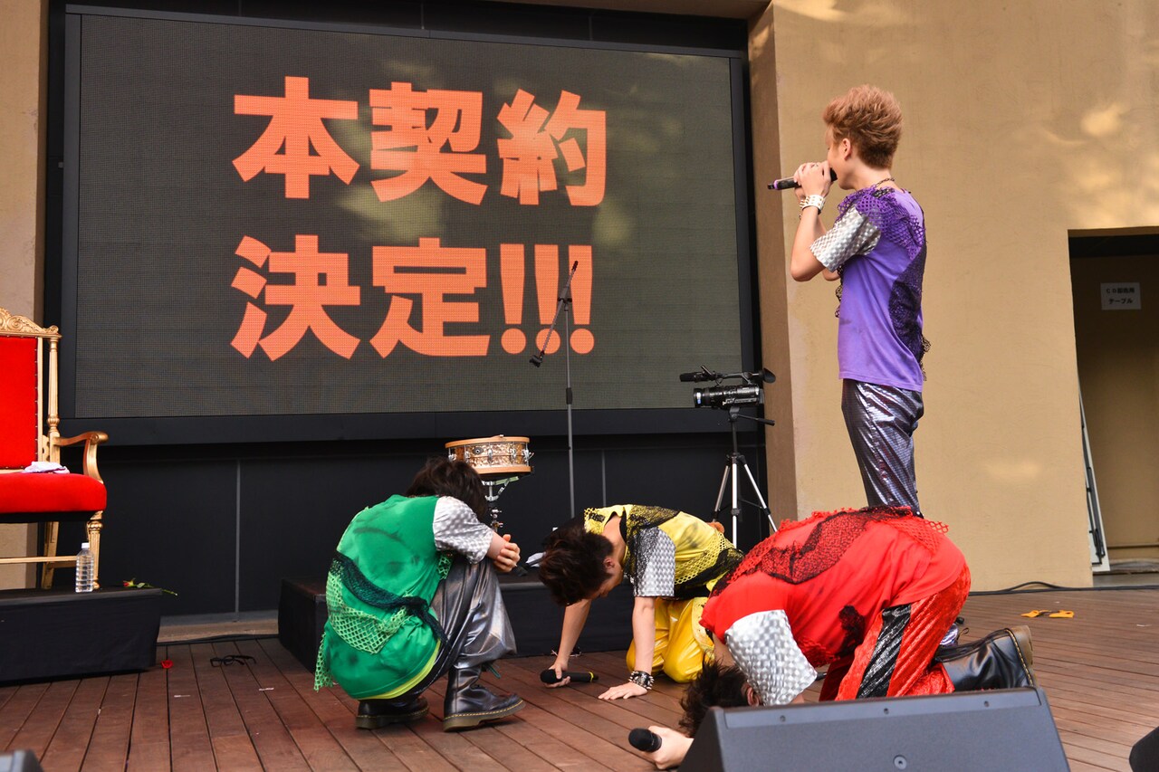 スターチャイルドからのメジャーデビューが決定し感激するカスタマイZ。