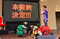 2014年夏の「“煩悩×Crusher”～リベンジマッチ！カスタマイZ VS スタチャ 最終決戦！～」でカスタマイZのメジャー本契約が発表された瞬間。