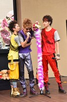 泣くHAMAを支えるDAICHI、GORO。