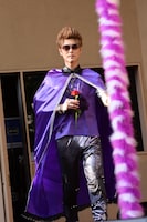 マイクスタンドへと向かうHAMA。