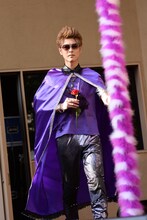 マイクスタンドへと向かうHAMA。