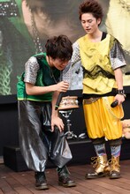 泣くHIROKIを支えるDAICHI。