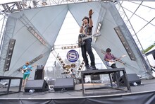 THE ORAL CIGARETTES「SWEET LOVE SHOWER 2014」出演時の様子。