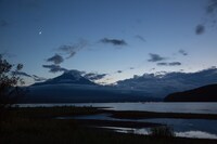 山中湖畔から見える富士山。