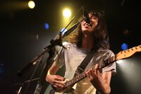 玉屋2060%（Vo, G）（撮影：藤井拓）