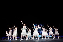 新曲「何度目の青空か？」を披露する乃木坂46。