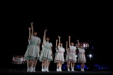 新曲「何度目の青空か？」を披露する乃木坂46。