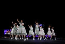 新曲「何度目の青空か？」を披露する乃木坂46。