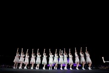 新曲「何度目の青空か？」を披露する乃木坂46。