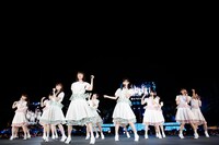 新曲「何度目の青空か？」を披露する乃木坂46。