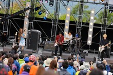 「SWEET LOVE SHOWER 2014」赤色のグリッターのステージの様子。