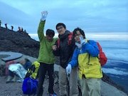 富士山頂で記念撮影する神聖かまってちゃん。左からの子(Vo, G)、mono(Key)、ちばぎん(B)。