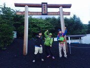 富士山の御殿場口に立つちばぎん、の子、mono(左から)。