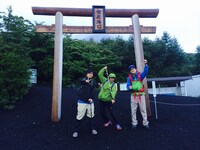 富士山の御殿場口に立つちばぎん、の子、mono（左から）。