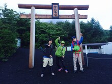 富士山の御殿場口に立つちばぎん、の子、mono（左から）。