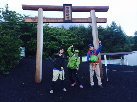 富士山の御殿場口に立つちばぎん、の子、mono(左から)。