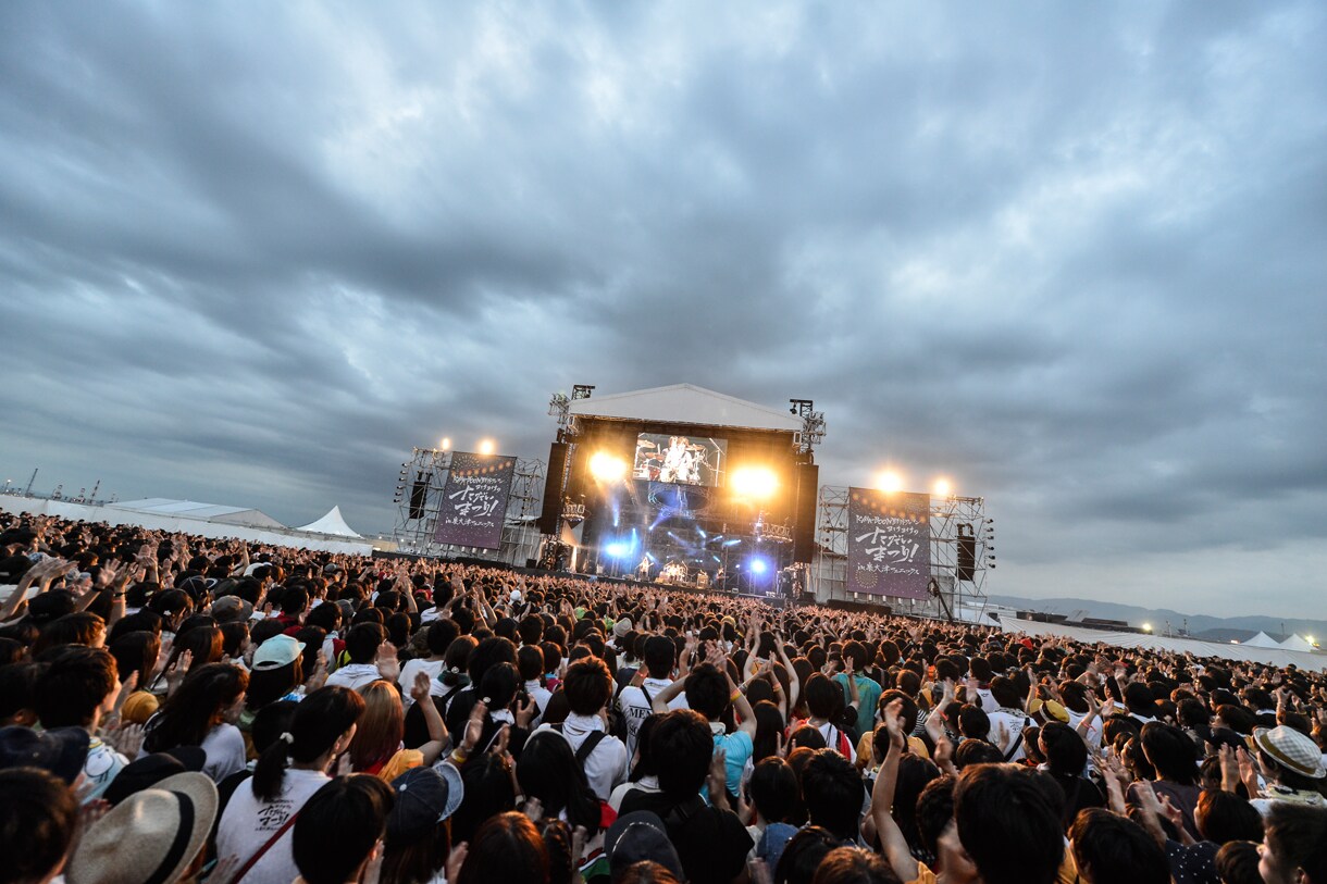 「KANA-BOON野外ワンマン ヨイサヨイサのただいまつり！ in 泉大津フェニックス」のライブの様子。（撮影：バンリ / 高田梓）