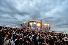 「KANA-BOON野外ワンマン ヨイサヨイサのただいまつり！ in 泉大津フェニックス」のライブの様子。（撮影：バンリ / 高田梓）