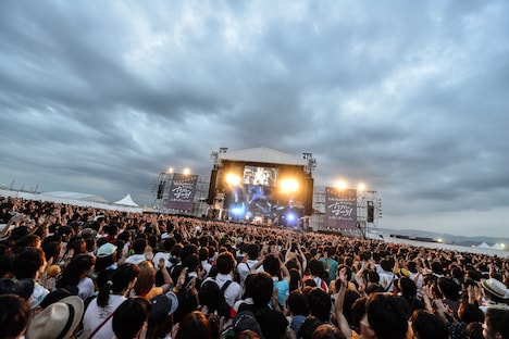「KANA-BOON野外ワンマン ヨイサヨイサのただいまつり! in 泉大津フェニックス」のライブの様子。(撮影:バンリ / 高田梓)