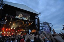 「KANA-BOON野外ワンマン ヨイサヨイサのただいまつり！ in 泉大津フェニックス」のライブの様子。（撮影：バンリ / 高田梓）