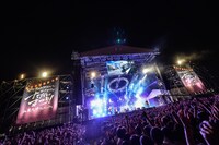 「KANA-BOON野外ワンマン ヨイサヨイサのただいまつり！ in 泉大津フェニックス」のライブの様子。（撮影：バンリ / 高田梓）