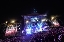 「KANA-BOON野外ワンマン ヨイサヨイサのただいまつり！ in 泉大津フェニックス」のライブの様子。（撮影：バンリ / 高田梓）