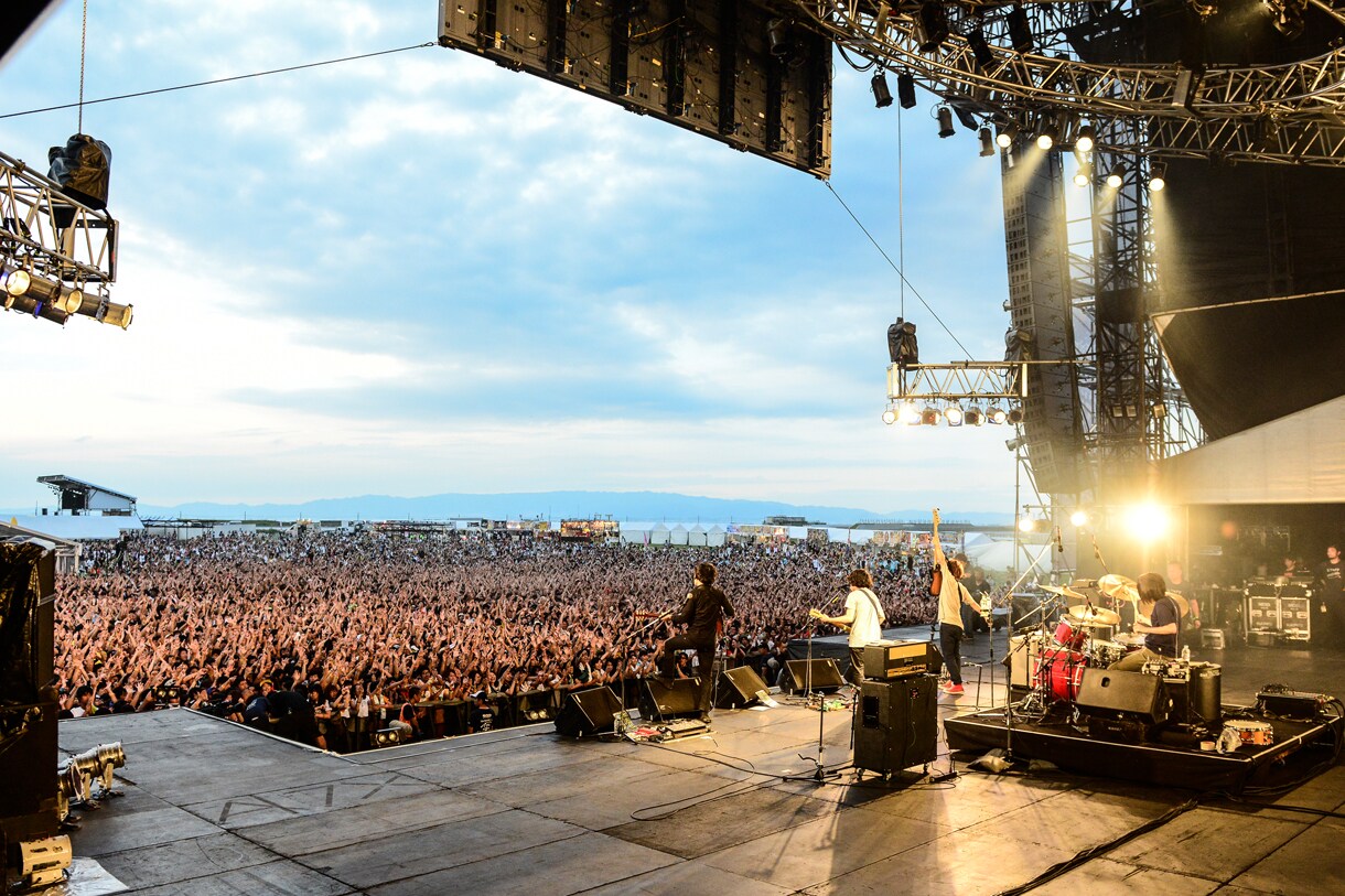 「KANA-BOON野外ワンマン ヨイサヨイサのただいまつり！ in 泉大津フェニックス」のライブの様子。（撮影：バンリ / 高田梓）