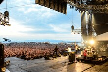 「KANA-BOON野外ワンマン ヨイサヨイサのただいまつり！ in 泉大津フェニックス」のライブの様子。（撮影：バンリ / 高田梓）