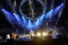 「KANA-BOON野外ワンマン ヨイサヨイサのただいまつり！ in 泉大津フェニックス」のライブの様子。（撮影：バンリ / 高田梓）