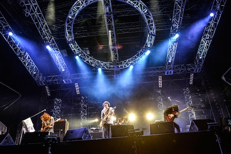 「KANA-BOON野外ワンマン ヨイサヨイサのただいまつり! in 泉大津フェニックス」のライブの様子。(撮影:バンリ / 高田梓)