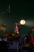 小泉貴裕（Dr / KANA-BOON）（撮影：バンリ / 高田梓）