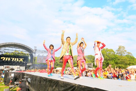 ウルフルズ「OSAKAウルフルカーニバル ウルフルズがやって来る！復活のヤッサ!!」の様子。