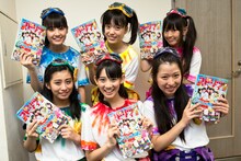 「週刊ビッグコミックスピリッツ」最新号を手にしたチームしゃちほこの6人。