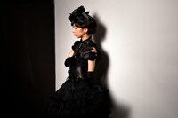 ソロアーティスト写真撮影中の様子。