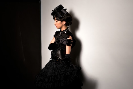 ソロアーティスト写真撮影中の様子。