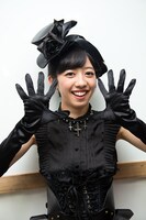 ソロデビューの喜びを全身で表現する真山りか。