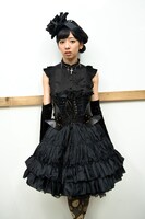 真山りかのソロ衣装は、黒で統一されたゴシック風のドレス。