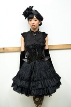 真山りかのソロ衣装は、黒で統一されたゴシック風のドレス。