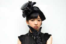 ソロシングル「Liar Mask」の衣装に着替えた真山りか。