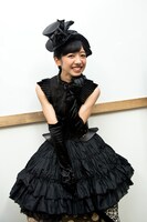 ポーズを決める真山りか。