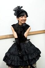 ポーズを決める真山りか。