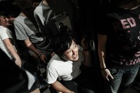 COUNTRY YARDのライブをステージ袖で観るTHE FOREVER YOUNGのクニタケヒロキ（Vo, B）。（Photo by Taku Fujii）