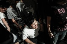 COUNTRY YARDのライブをステージ袖で観るTHE FOREVER YOUNGのクニタケヒロキ（Vo, B）。（Photo by Taku Fujii）