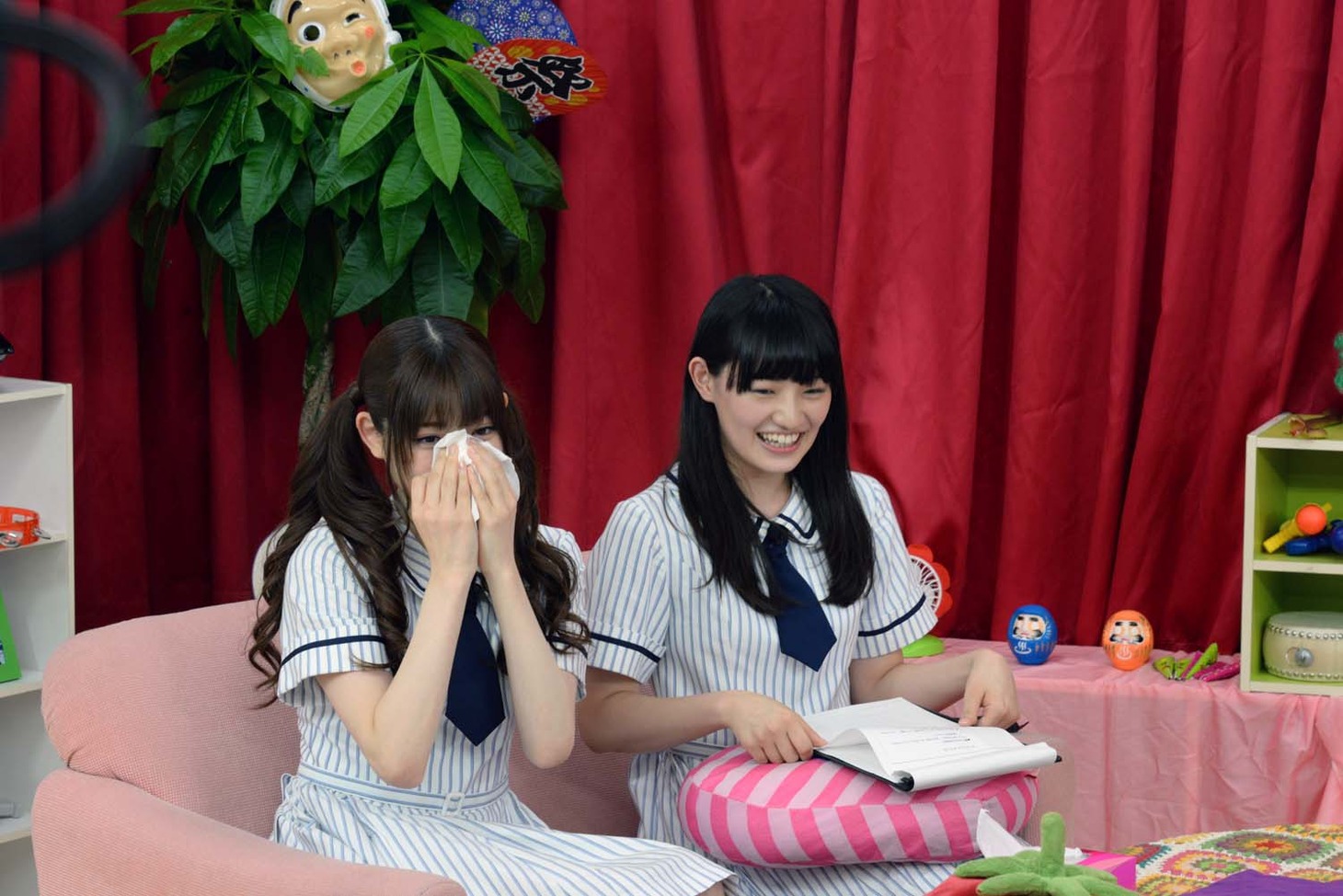 左から松村沙友理、中田花奈。