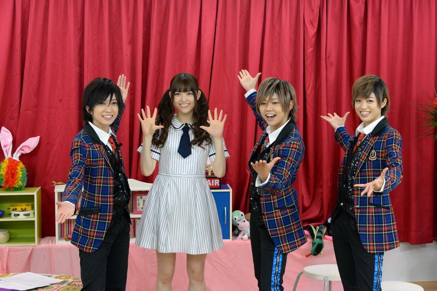 風男塾から「モテモテ劇場」のもてなしを受ける松村沙友理（左から2番目）。
