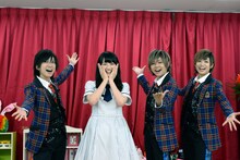 風男塾から「モテモテ劇場」のもてなしを受ける中田花奈（左から2番目）。