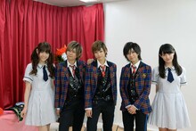 風男塾のメンバーと記念撮影する松村沙友理＆中田花奈。