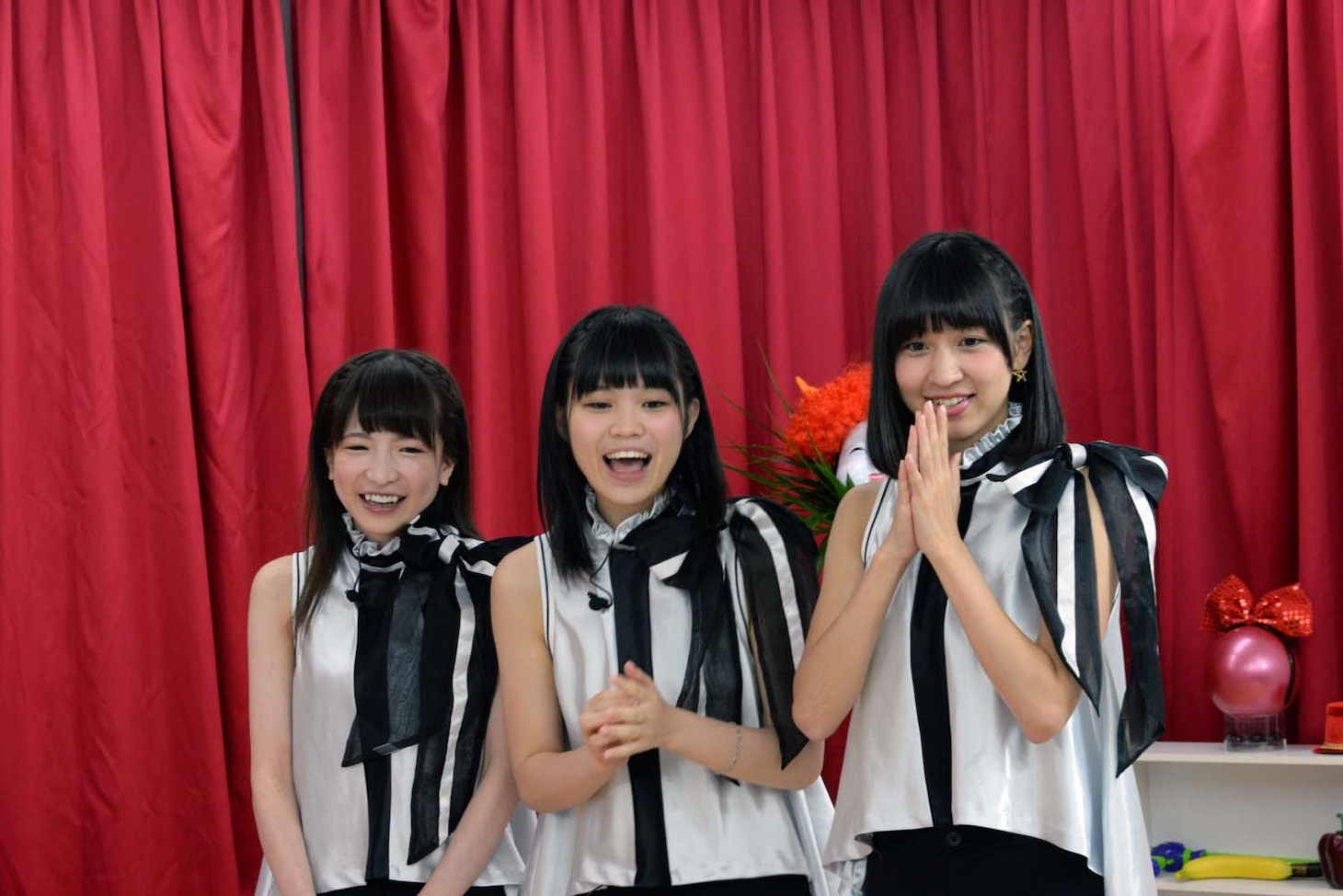 バクステ外神田一丁目。左からもえのあずき、広沢麻衣、諸星あずな。