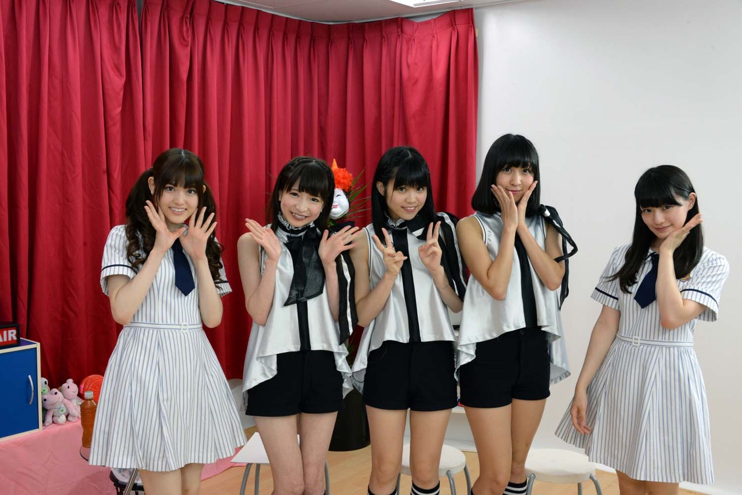 バクステ外神田一丁目のメンバーと記念撮影する松村沙友理＆中田花奈。